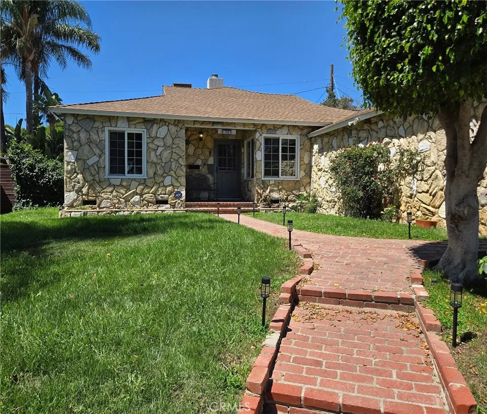 17001 Cantara Lake Balboa, CA 91406