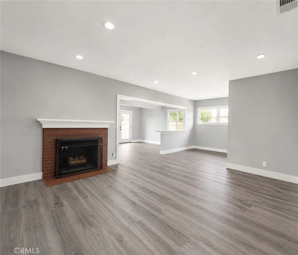 17001 Cantara Lake Balboa, CA 91406
