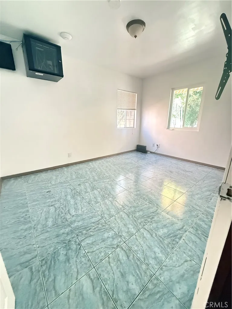 12821 Osborne Pacoima, CA 91331