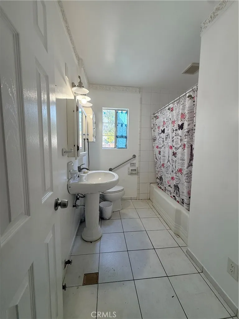 12821 Osborne Pacoima, CA 91331