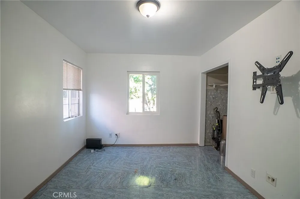 12821 Osborne Pacoima, CA 91331