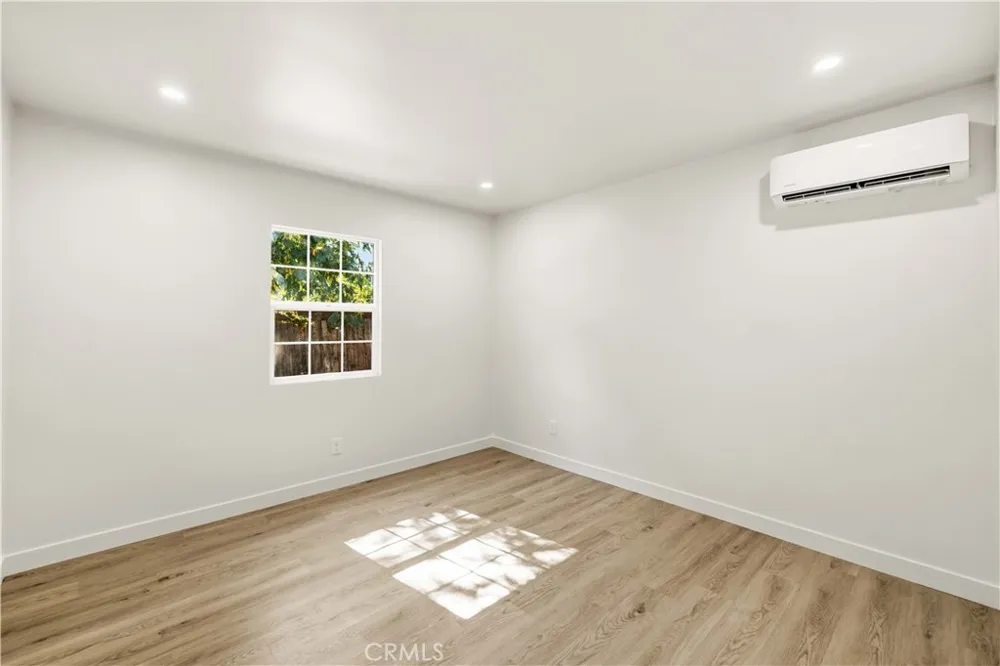 8417 Columbus North Hills, CA 91343