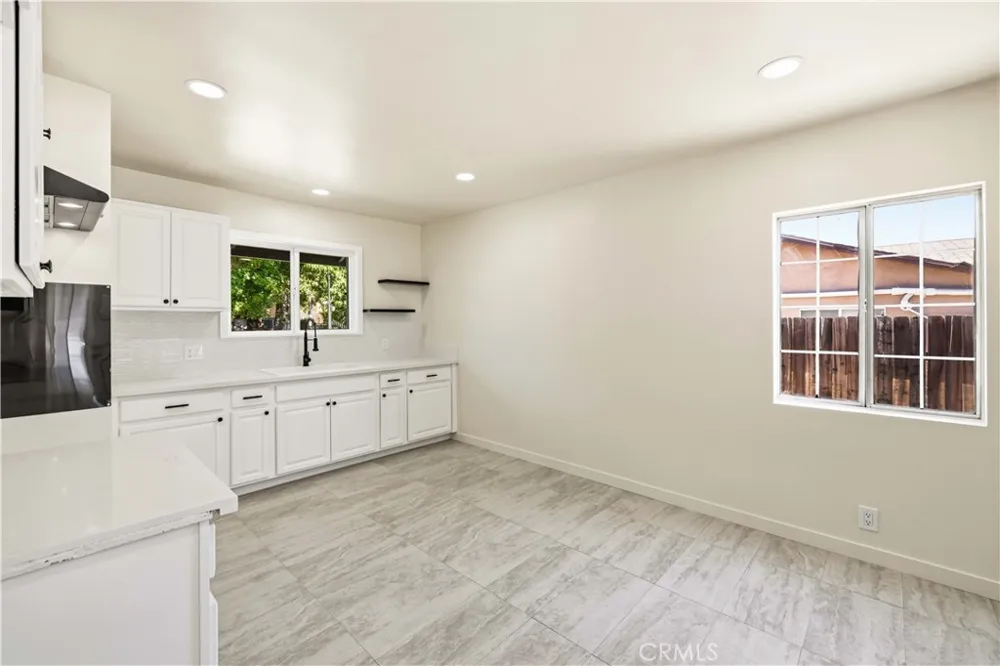 8417 Columbus North Hills, CA 91343