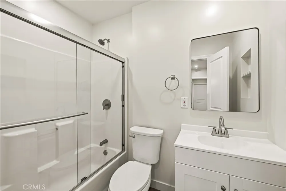 8417 Columbus North Hills, CA 91343
