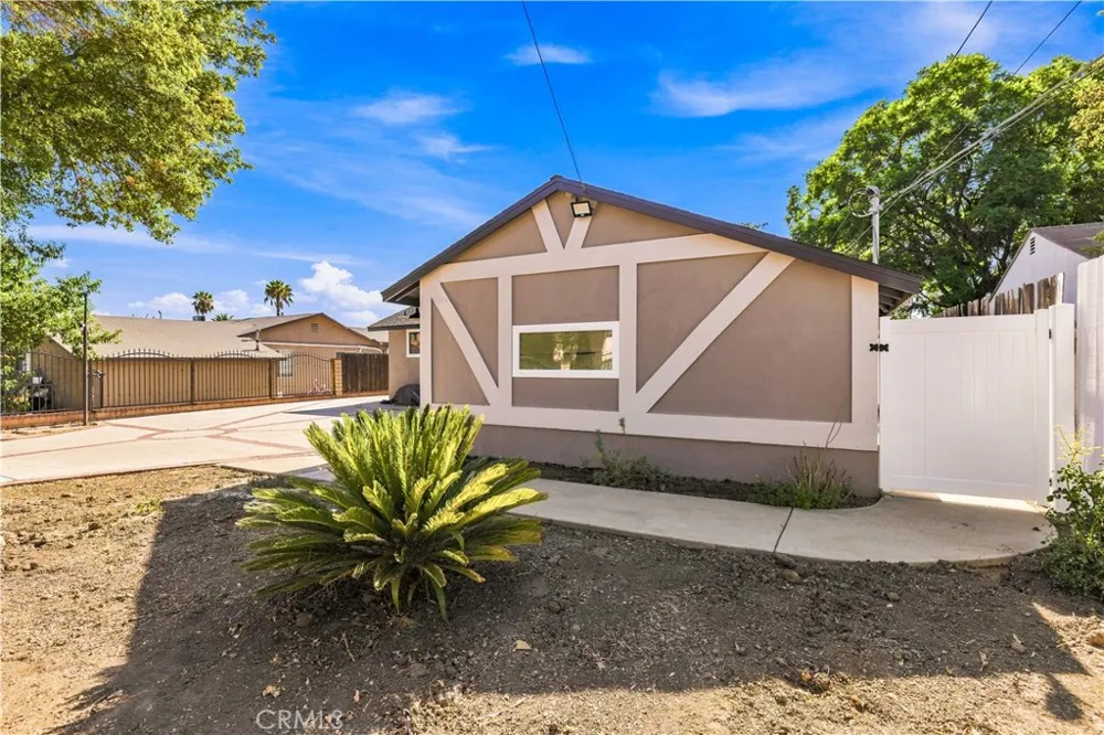 8417 Columbus North Hills, CA 91343