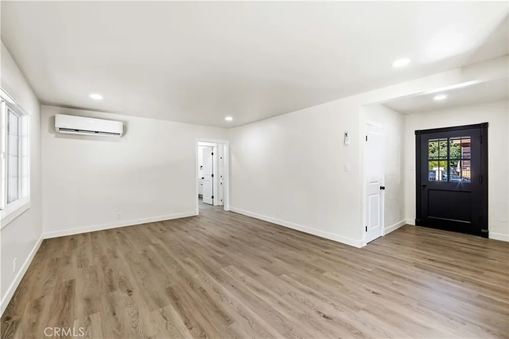 8417 Columbus North Hills, CA 91343