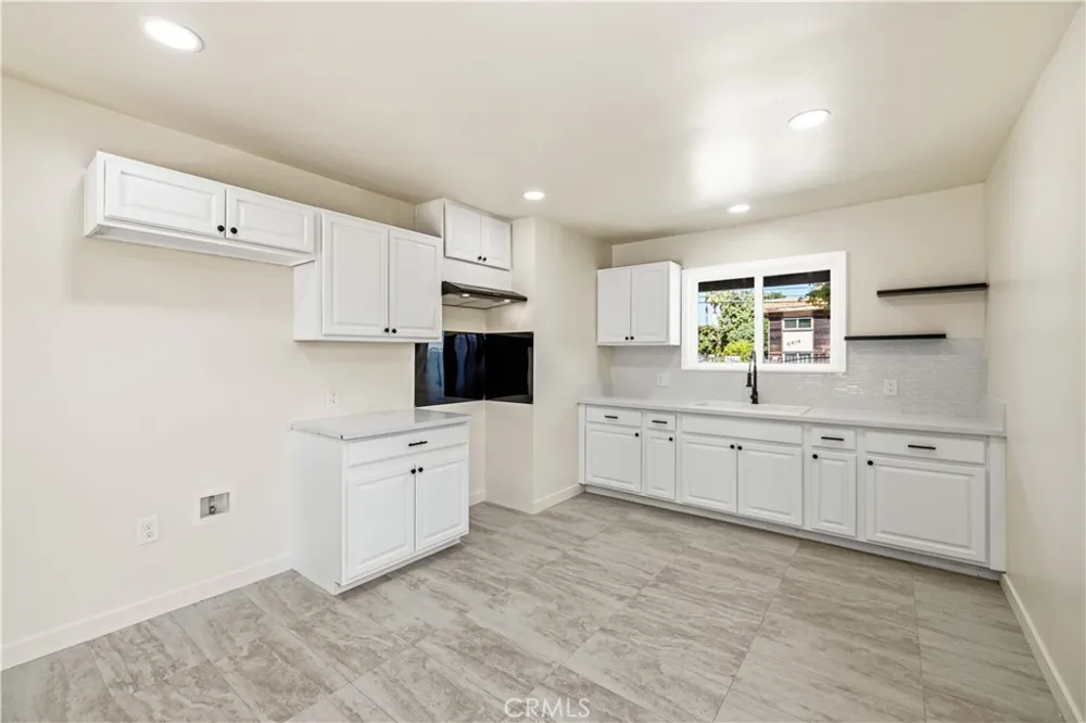 8417 Columbus North Hills, CA 91343