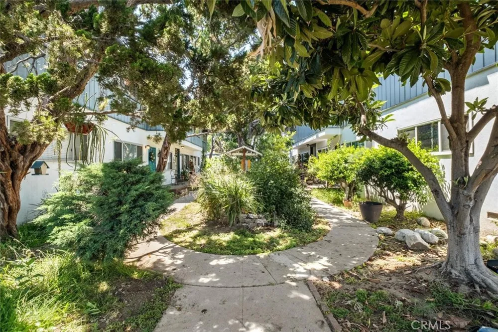 5851 Woodman Avenue Valley Glen, CA 91401