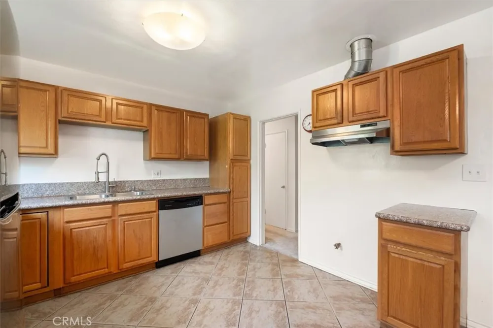 5851 Woodman Avenue Valley Glen, CA 91401