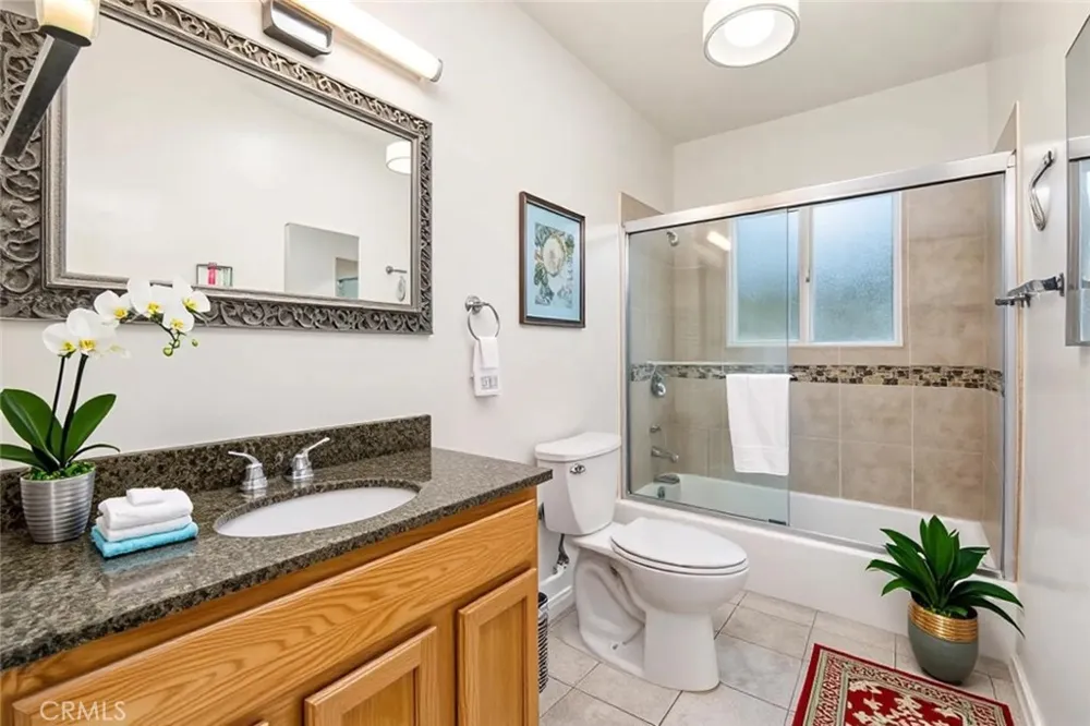 5851 Woodman Avenue Valley Glen, CA 91401