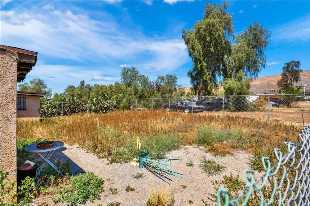 7081 Valley Way Jurupa Valley, CA 92509