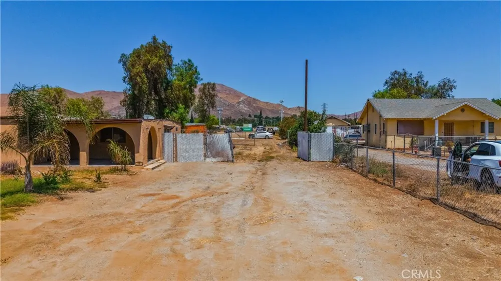 7081 Valley Way Jurupa Valley, CA 92509