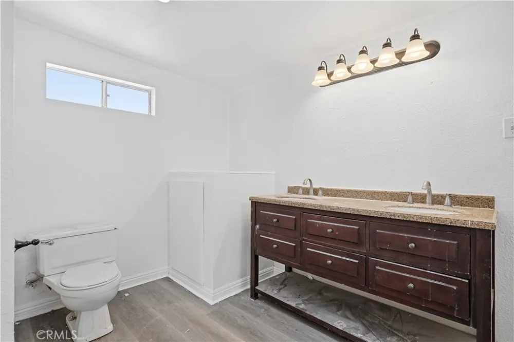 7081 Valley Way Jurupa Valley, CA 92509