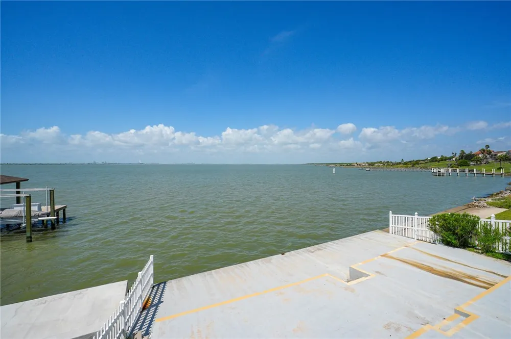 1347 W Bayview Drive Portland, TX 78374