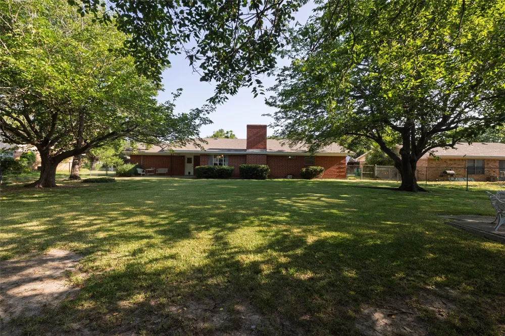 2002 Redbud Road Gainesville, TX 76240