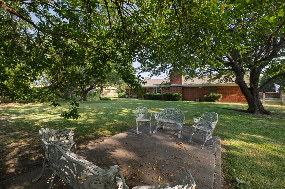 2002 Redbud Road Gainesville, TX 76240