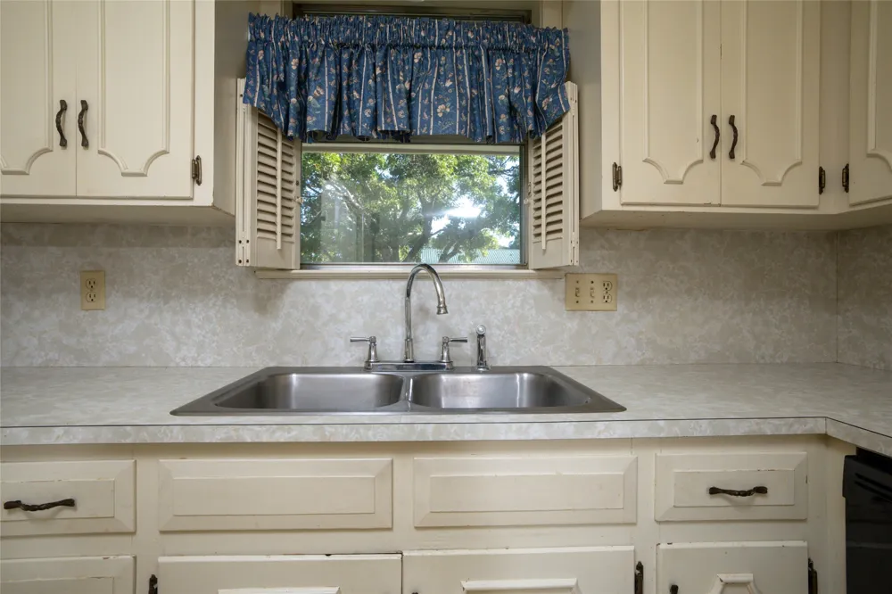 2002 Redbud Road Gainesville, TX 76240