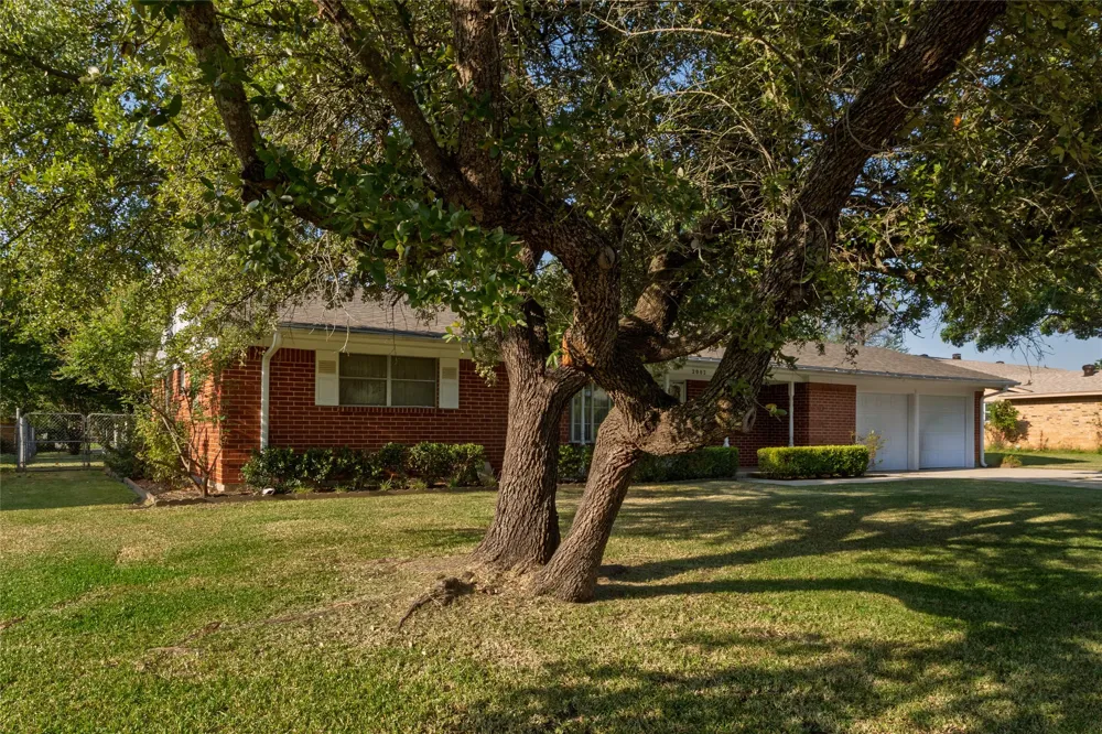 2002 Redbud Road Gainesville, TX 76240