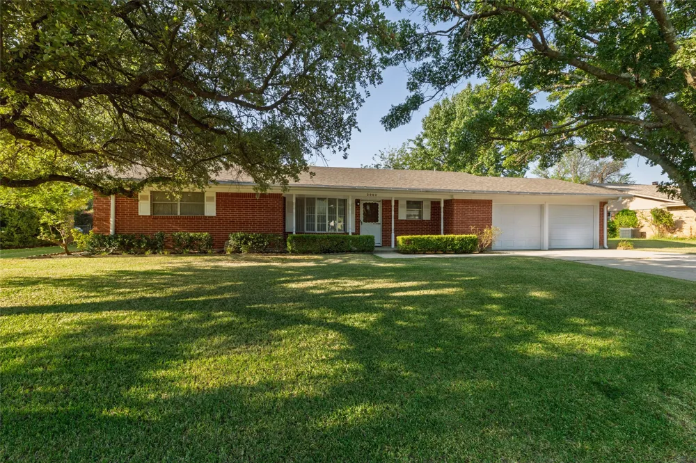 2002 Redbud Road Gainesville, TX 76240