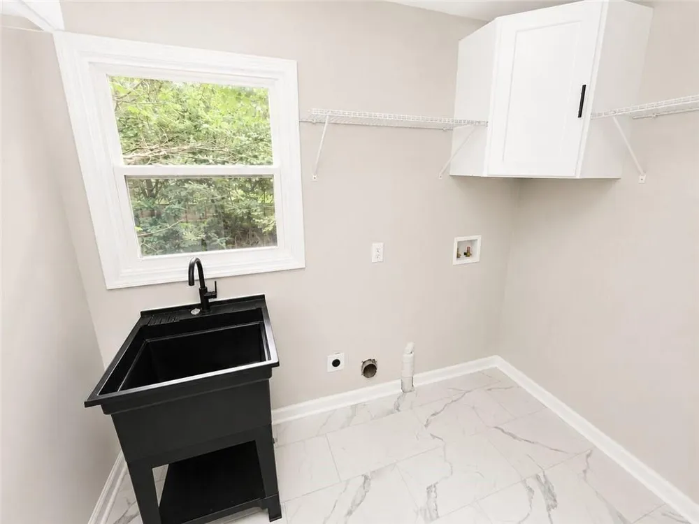 2851 Headland Drive East Point, GA 30344