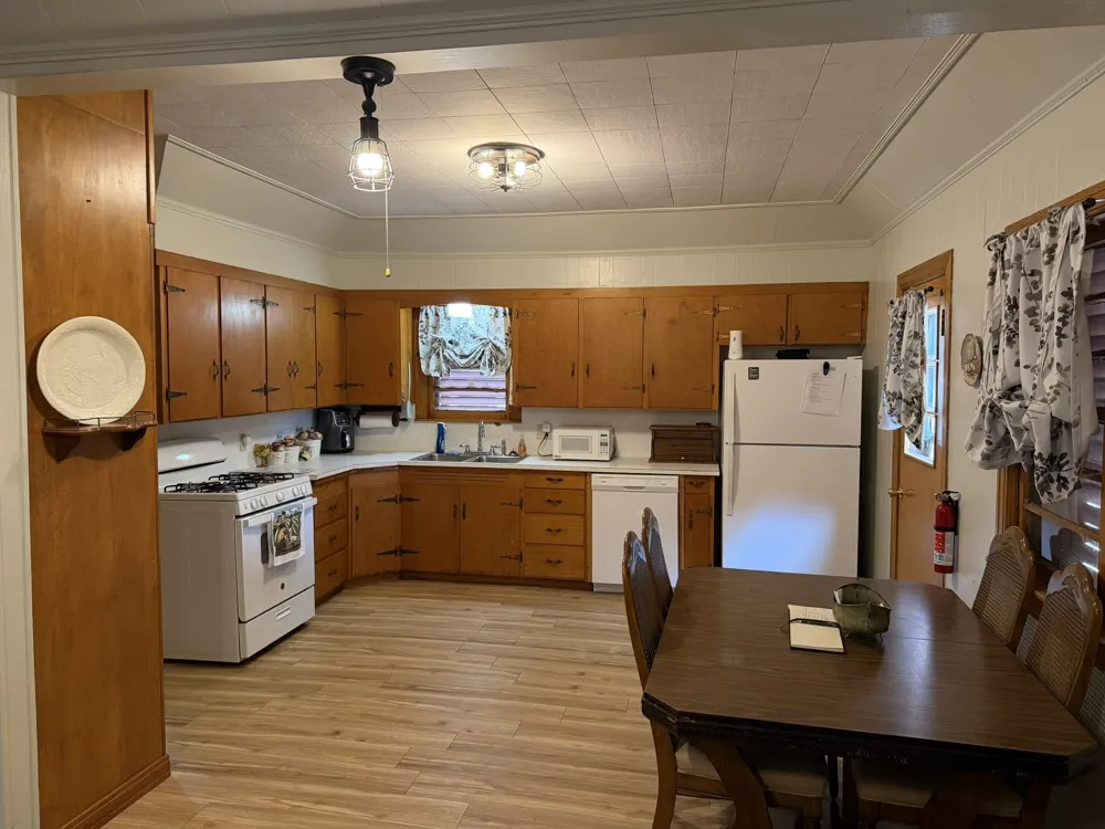 806 Childress Avenue Turkey, TX 79261