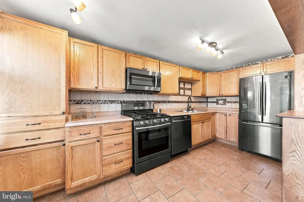 231 W WYNCLIFFE AVENUE Clifton Heights, PA 19018