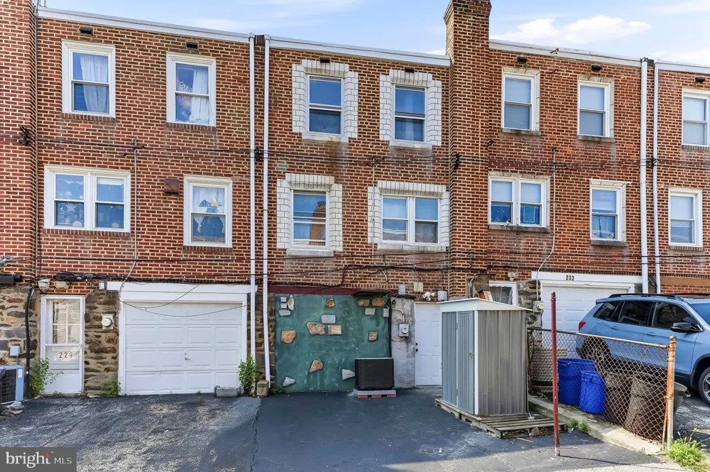 231 W WYNCLIFFE AVENUE Clifton Heights, PA 19018