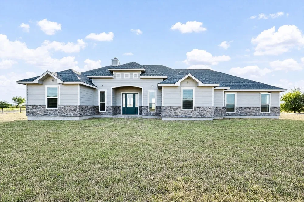 4331 Callicoatte Rd Robstown, TX 78380