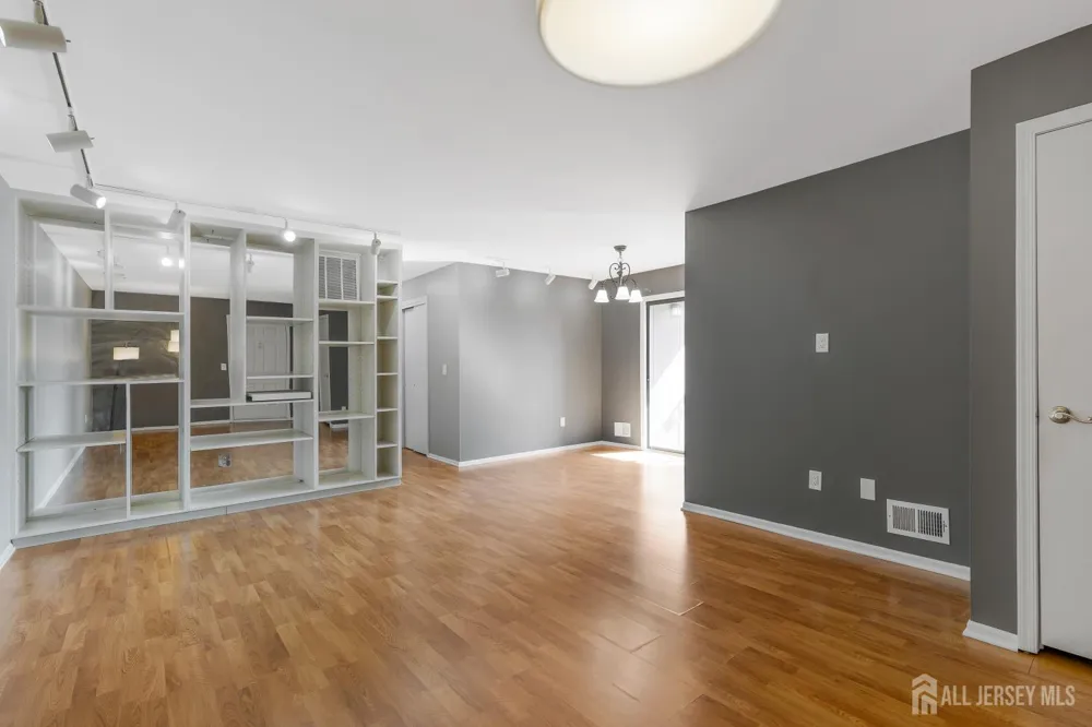 38 Foxhall Common Middlesex, NJ 08846