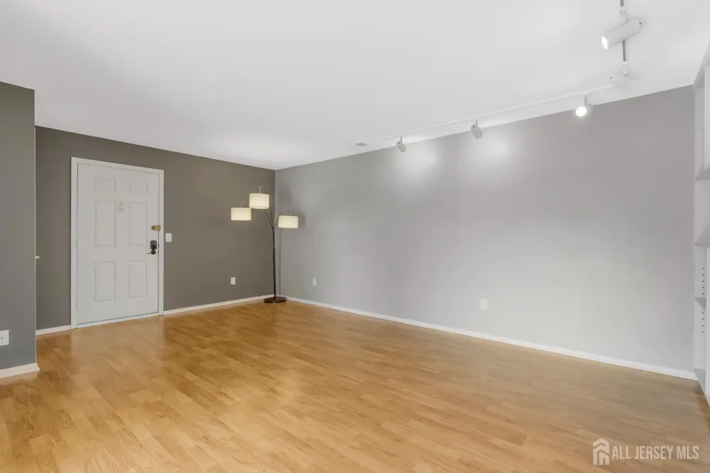 38 Foxhall Common Middlesex, NJ 08846