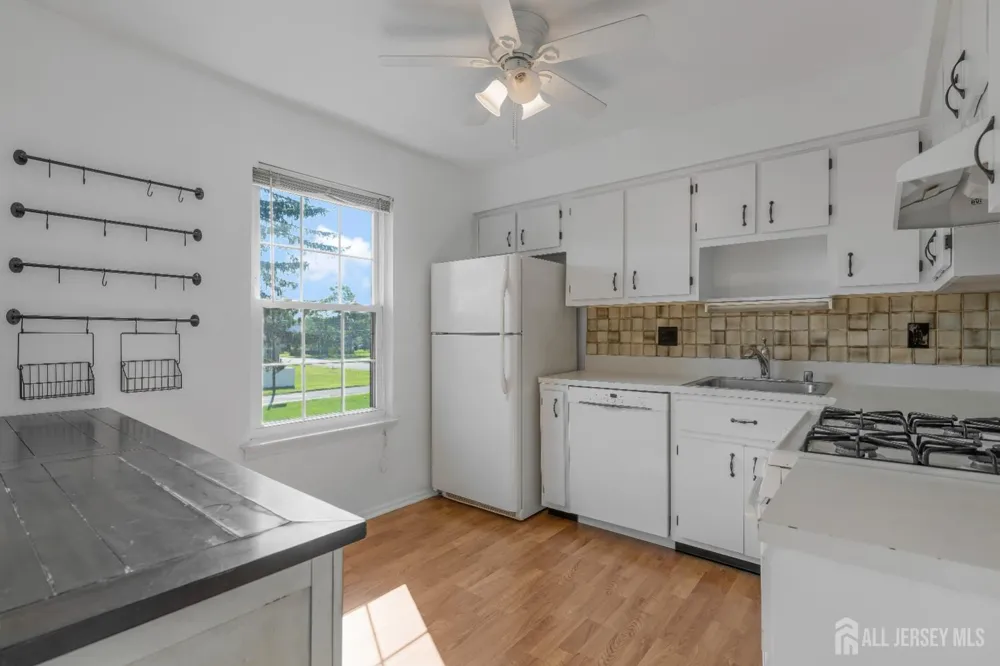 38 Foxhall Common Middlesex, NJ 08846