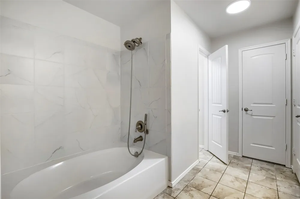4004 Ridgetop Drive Heartland, TX 75126
