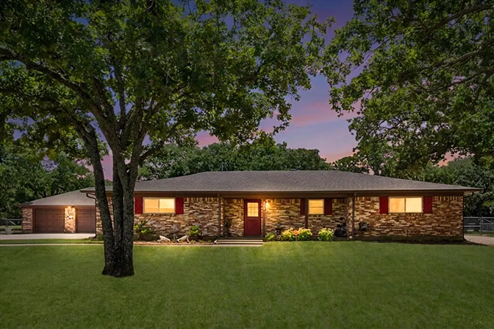 902 Greenbriar Drive Joshua, TX 76058