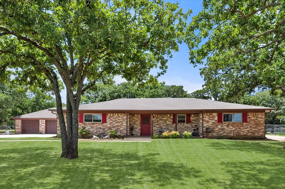 902 Greenbriar Drive Joshua, TX 76058