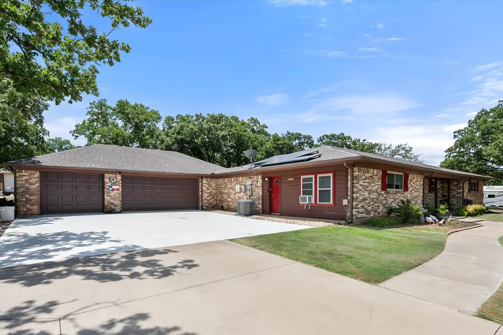 902 Greenbriar Drive Joshua, TX 76058