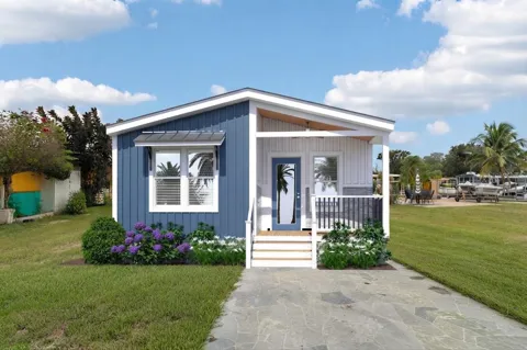 102 SCHOONER DRIVE #102