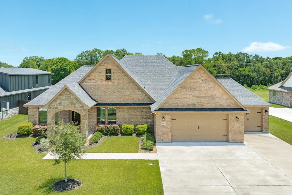 838 Oak Ridge Drive Angleton, TX 77515