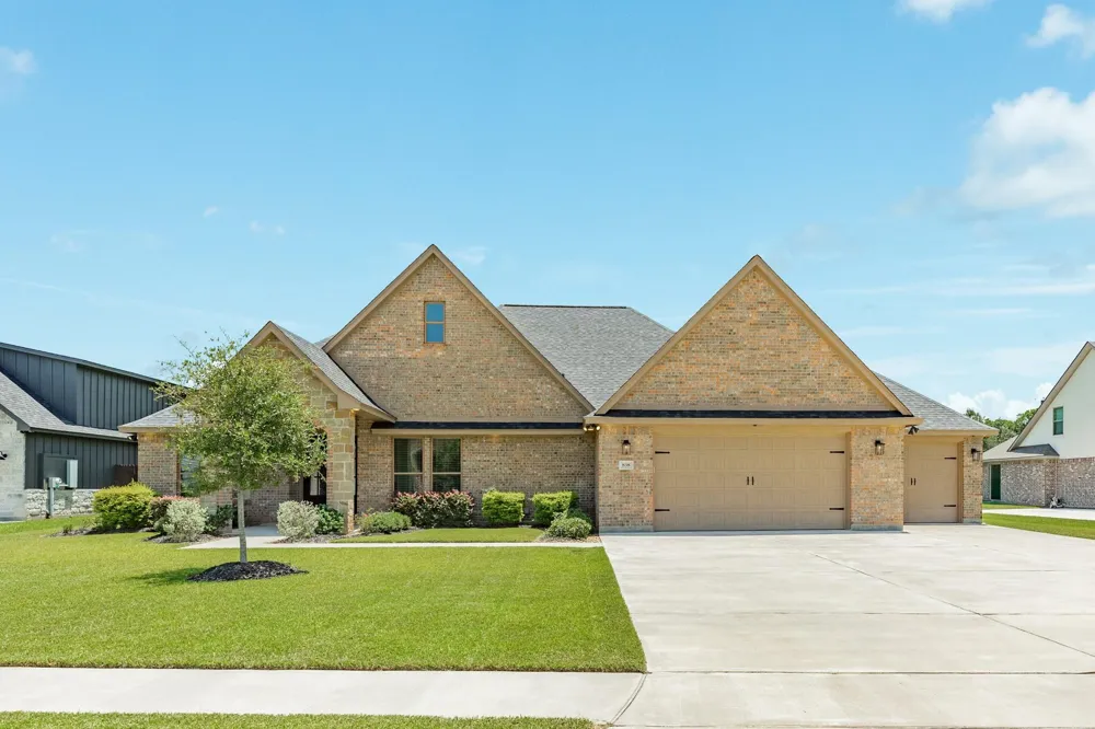 838 Oak Ridge Drive Angleton, TX 77515