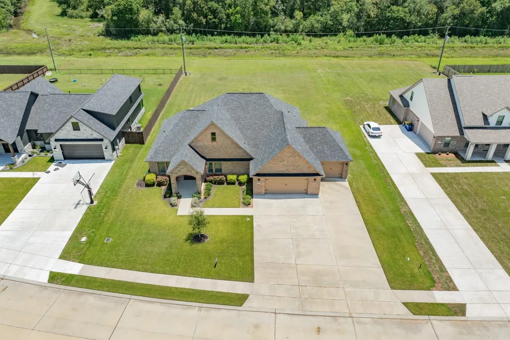 838 Oak Ridge Drive Angleton, TX 77515