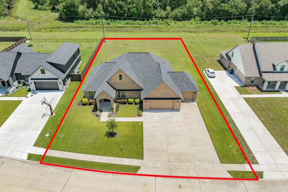 838 Oak Ridge Drive Angleton, TX 77515