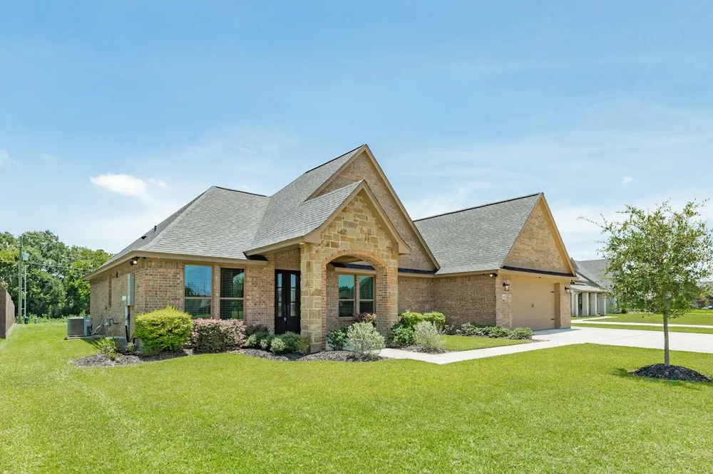 838 Oak Ridge Drive Angleton, TX 77515