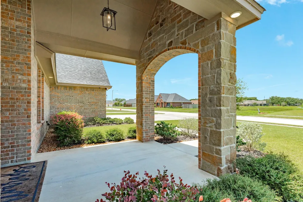 838 Oak Ridge Drive Angleton, TX 77515