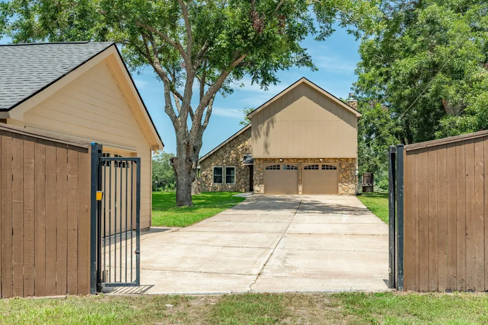 2170 County Road 506 Brazoria, TX 77422
