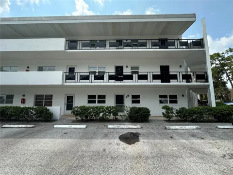 100 EL CAMINO DR #104
