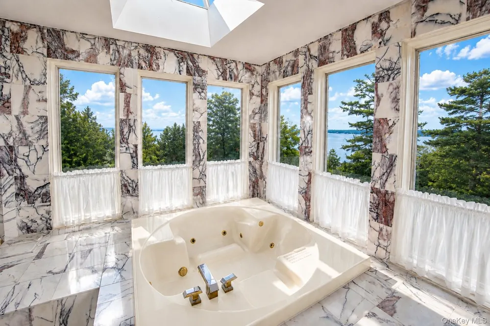 9 Dock Lane Great Neck, NY 11024