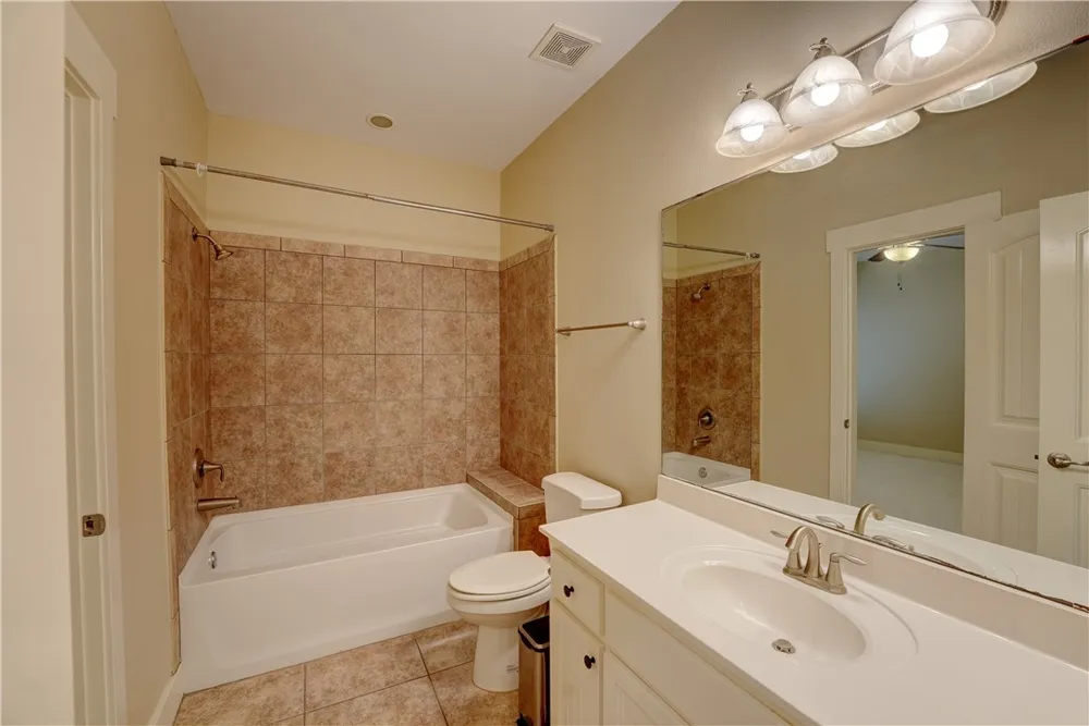 107 Frontenac Rockport, TX 78382