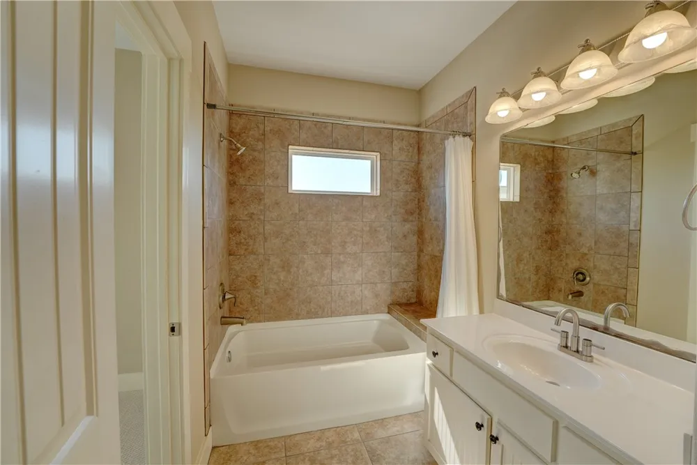 107 Frontenac Rockport, TX 78382