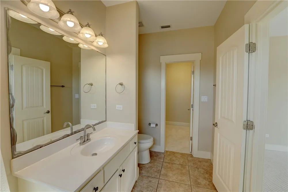 107 Frontenac Rockport, TX 78382