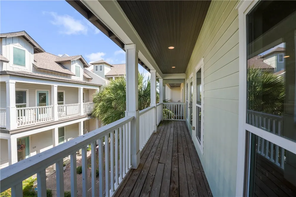 107 Frontenac Rockport, TX 78382