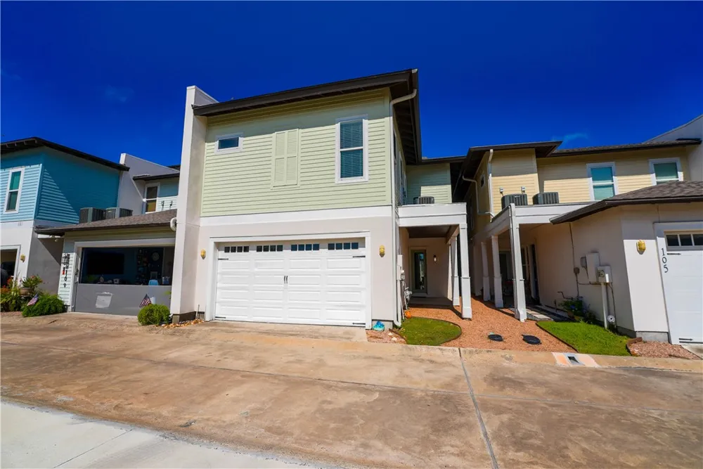 107 Frontenac Rockport, TX 78382